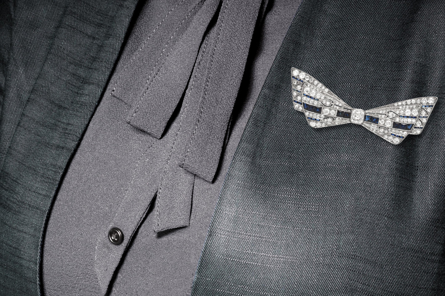 Antique Art Deco 1920s 2.70 Carat Diamond Bow Brooch with Sapphires