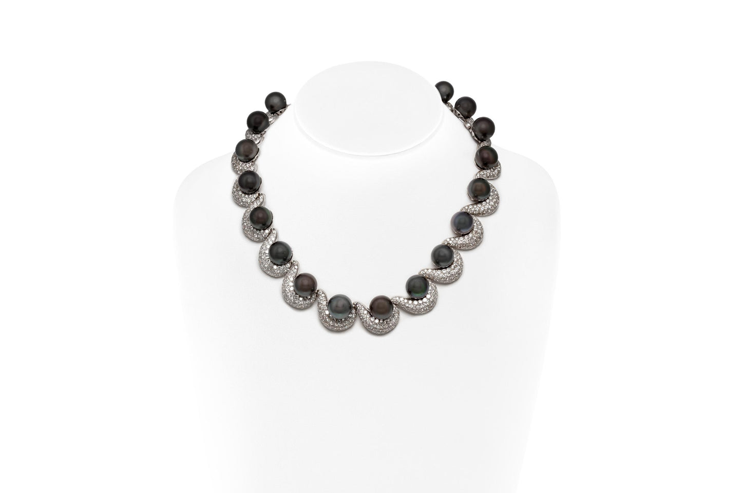 Vintage 1960s Tahitian Pearls Necklace with Diamonds
