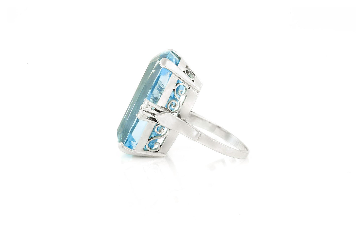 Vintage 1940s Retro 33.00 Carat Aquamarine Cocktail Ring with Diamonds